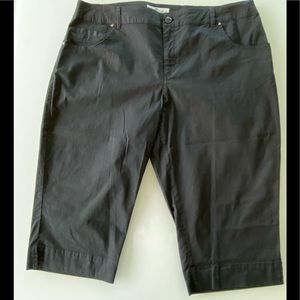 EUC Gloria Vanderbilt Black Crop Pants, 16